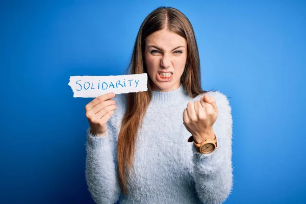 Una Guapa Pelirroja Joven Que Lleva Papel Con Mensaje Solidaridad —  Fotos de Stock