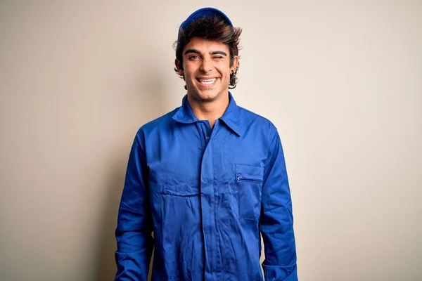 Jovem Mecânico Homem Vestindo Boné Azul Uniforme Sobre Isolado Fundo — Fotografia de Stock
