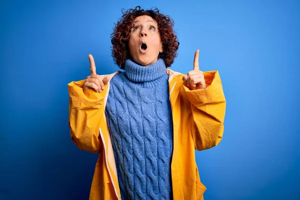 Mujer Pelo Rizado Mediana Edad Que Usa Impermeable Pie Sobre — Foto de Stock