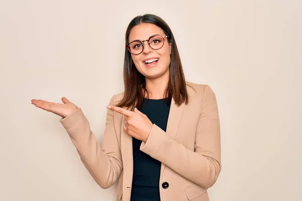 Jong Mooi Brunette Zakenvrouw Dragen Jas Bril Witte Achtergrond Verbaasd — Stockfoto