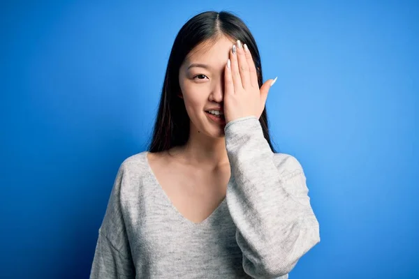 Giovane Bella Donna Asiatica Indossa Maglione Casual Piedi Sfondo Blu — Foto Stock