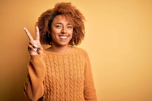 Jong Mooi Afrikaans Amerikaans Afro Vrouw Met Krullend Haar Dragen — Stockfoto