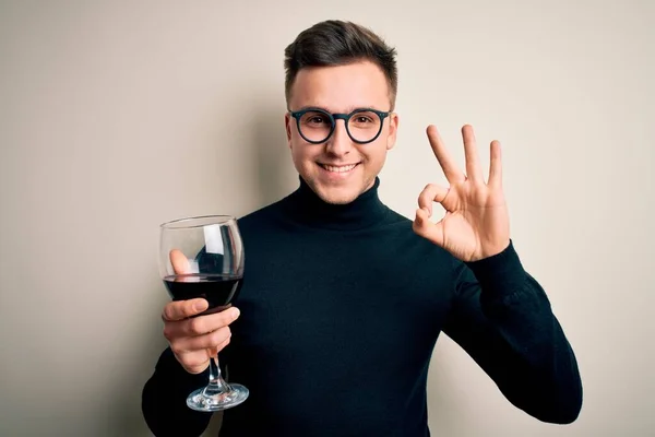 Fiatal Jóképű Kaukázusi Férfi Iszik Egy Alkoholos Pohár Vörösbort Elszigetelt — Stock Fotó