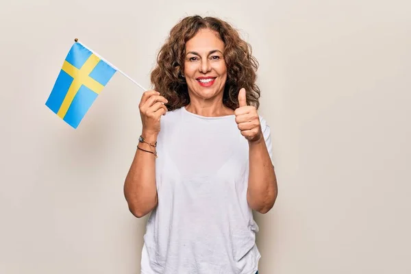 Middelbare Leeftijd Mooie Toeristische Vrouw Met Zweedse Vlag Geïsoleerde Witte — Stockfoto