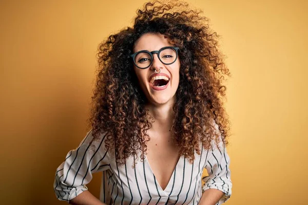 Mulher Bonita Nova Com Cabelo Encaracolado Piercing Vestindo Camisa Listrada — Fotografia de Stock