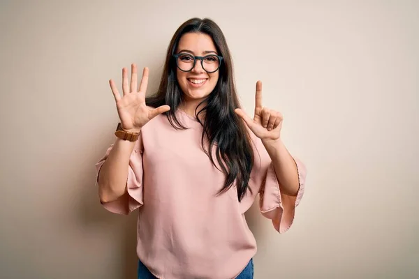 Jonge Brunette Elegante Vrouw Dragen Bril Geïsoleerde Achtergrond Tonen Wijzen — Stockfoto