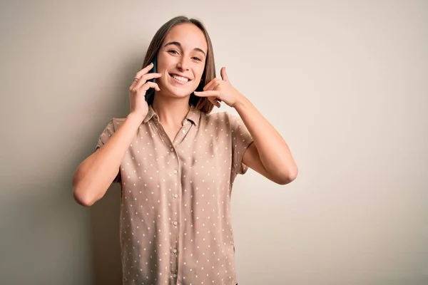 Una Guapa Jovencita Que Está Hablando Teléfono Inteligente Sobre Fondo — Foto de Stock