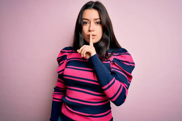 Jonge Brunette Elegante Vrouw Dragen Gestreept Shirt Roze Geïsoleerde Achtergrond — Stockfoto