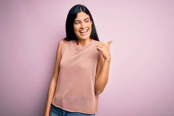 Junge Schöne Hispanische Modefrau Trägt Lässigen Pullover Über Rosa Hintergrund — Stockfoto