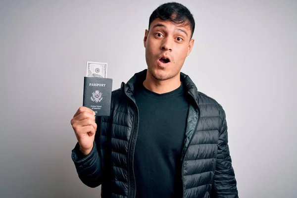 Молодий Іспаномовний Чоловік Тримає Паспортний Документ Грошима Над Ізольованим Тлом — стокове фото
