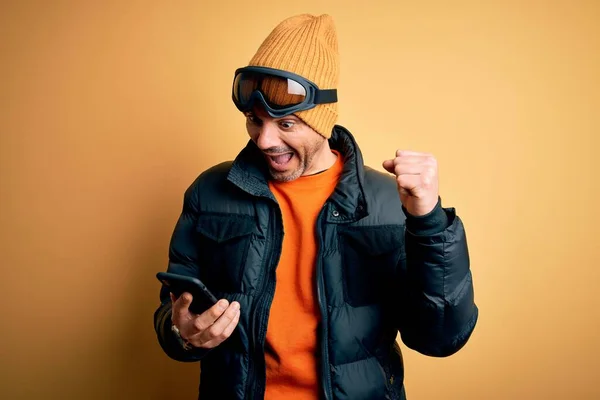 Νεαρός Όμορφος Σκιέρ Φορώντας Γυαλιά Σκι Χρησιμοποιώντας Smartphone Πάνω Από — Φωτογραφία Αρχείου