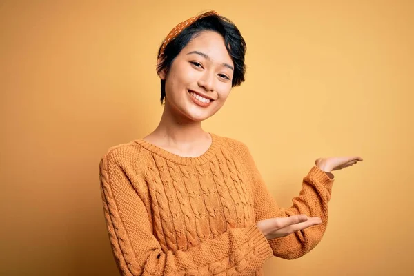Fiatal Gyönyörű Ázsiai Lány Visel Alkalmi Pulóver Diadém Áll Sárga — Stock Fotó