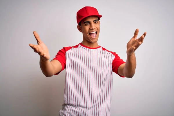 Joven Deportista Africoamericano Lleva Camiseta Béisbol Rayada Gorra Mirando Cámara — Foto de Stock