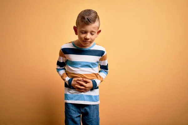 Mavi Gözlü Küçük Beyaz Bir Çocuk Sarı Arka Plan Üzerine — Stok fotoğraf
