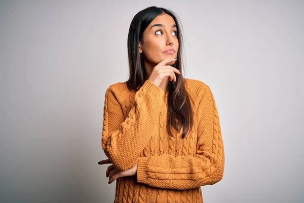 Mujer Morena Hermosa Joven Con Suéter Casual Sobre Fondo Blanco — Foto de Stock