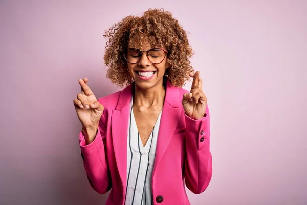 Jonge Afro Amerikaanse Zakenvrouw Met Een Bril Roze Achtergrond Gekruiste — Stockfoto