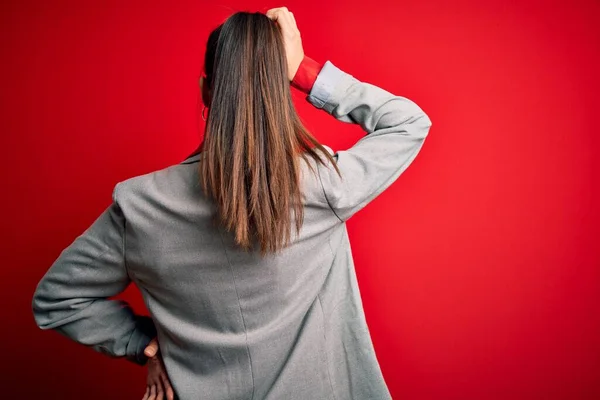 Jovencita Mujer Negocios Morena Con Chaqueta Gafas Sobre Fondo Rojo —  Fotos de Stock