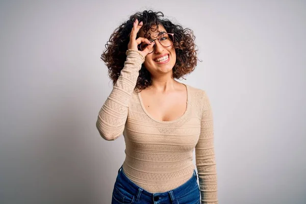 Jeune Jeune Femme Arborant Maillot Bain Décontracté Des Lunettes Sur — Photo