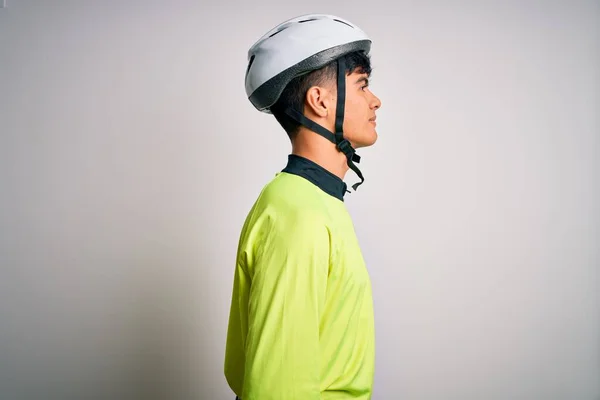 Jovem Bonito Ciclista Homem Vestindo Capacete Bicicleta Segurança Sobre Isolado — Fotografia de Stock