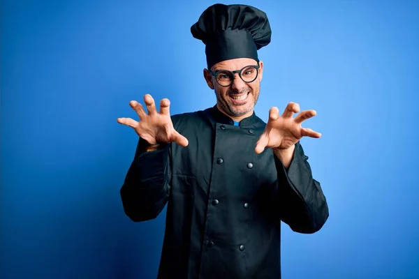 Joven Cocinero Guapo Que Lleva Uniforme Cocinero Sombrero Sobre Fondo —  Fotos de Stock