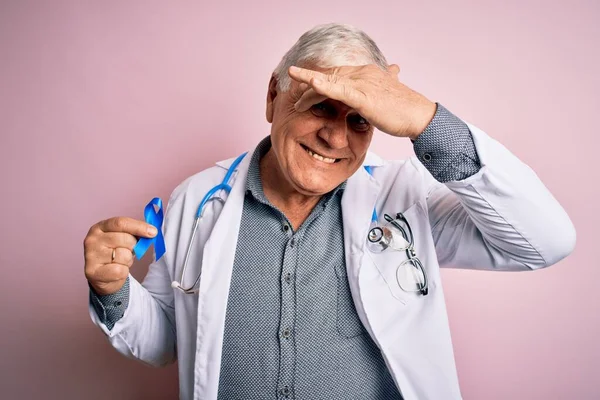 Starszy Przystojny Hoary Lekarz Noszący Stetoskop Trzymając Niebieską Wstążkę Raka — Zdjęcie stockowe