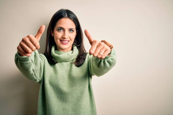 여자가 터틀넥 스웨터를 위에서 손으로 긍정적 행동을 승인하고 엄지손가락은 웃으며 — 스톡 사진
