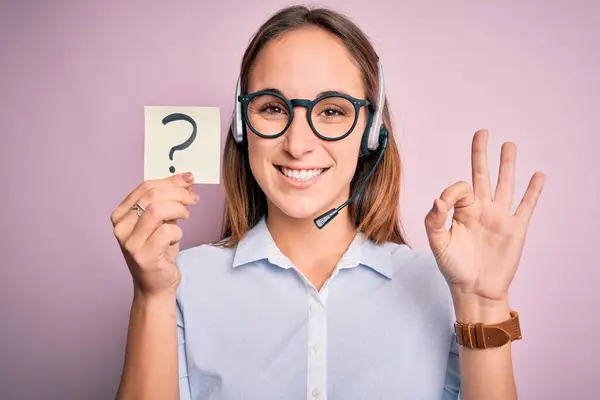 Schöne Callcenter Agentin Arbeitet Mit Headset Mit Erinnerung Mit Fragezeichen — Stockfoto