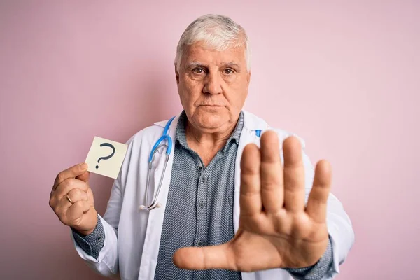 Senior Handsome Hoary Doctor Man Wearing Stethoscope Holding Reminder Question — Stock Photo, Image