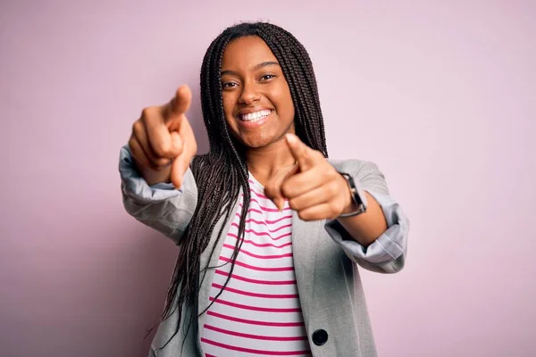 Молодая Африканская Бизнес Леди Стоит Розовом Изолированном Фоне Указывая Пальцами — стоковое фото