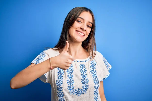 Jovem Bela Mulher Morena Vestindo Camiseta Casual Sobre Fundo Azul — Fotografia de Stock