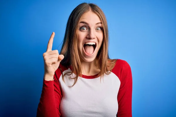 Una Guapa Pelirroja Que Lleva Camiseta Casual Sobre Fondo Azul — Foto de Stock