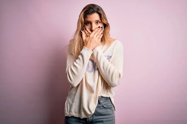 Giovane Bella Bionda Che Indossa Maglione Casual Piedi Sfondo Rosa — Foto Stock