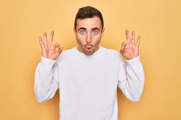 Jeune Bel Homme Aux Yeux Bleus Vêtu Chandail Décontracté Debout — Photo