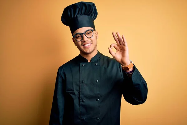 Jovem Chef Brasileiro Vestindo Uniforme Fogão Chapéu Sobre Fundo Amarelo — Fotografia de Stock