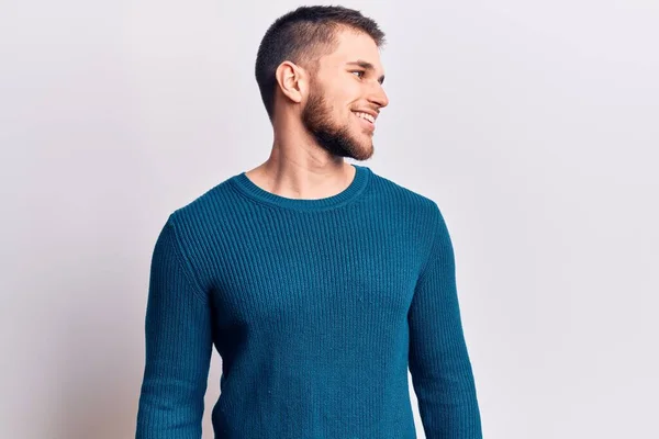 Młody Przystojny Mężczyzna Ubrany Luźny Sweter Patrząc Bok Relaks Poza — Zdjęcie stockowe
