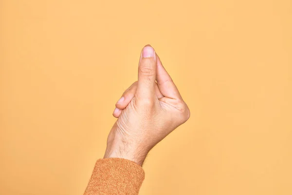 Mano Joven Caucásico Mostrando Dedos Sobre Fondo Amarillo Aislado Sosteniendo — Foto de Stock