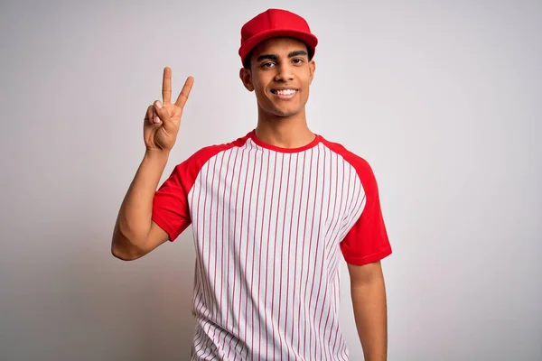 Fiatal Jóképű Afro Amerikai Sportoló Csíkos Baseball Pólóban Sapkában Mosolyog — Stock Fotó