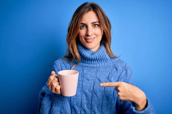 Jong Mooi Brunette Vrouw Drinken Kopje Koffie Geïsoleerde Blauw Achtergrond — Stockfoto