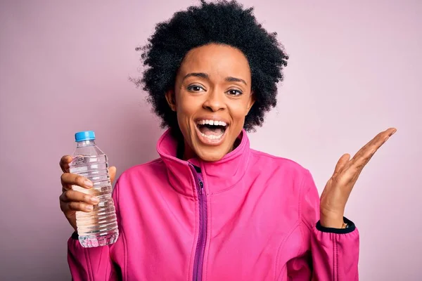 Молодая Афро Американская Спортсменка Вьющимися Волосами Пьет Бутылку Воды Счастливой — стоковое фото