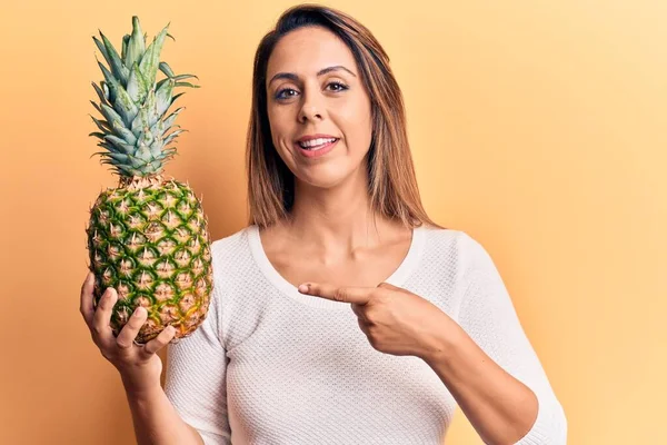 Ung Vacker Kvinna Håller Ananas Leende Glad Pekar Med Hand — Stockfoto