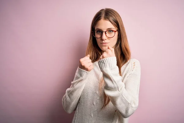 Jeune Jeune Femme Tête Rouge Vêtue Chandail Décontracté Lunettes Sur — Photo