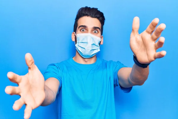 Ung Stilig Man Med Skägg Bär Medicinsk Mask Tittar Kameran — Stockfoto