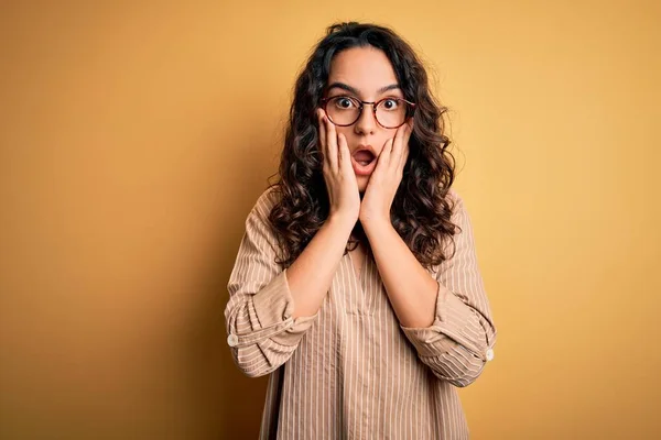 Bella Donna Con Capelli Ricci Indossando Camicia Righe Occhiali Sopra — Foto Stock