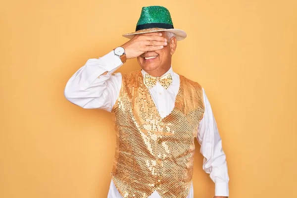Starší Šedovlasý Muž Středního Věku Oblečený Brazilského Karnevalového Pudinku Přes — Stock fotografie