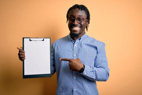 Jonge Afro Amerikaanse Inspecteur Man Draagt Bril Houden Klembord Checklist — Stockfoto