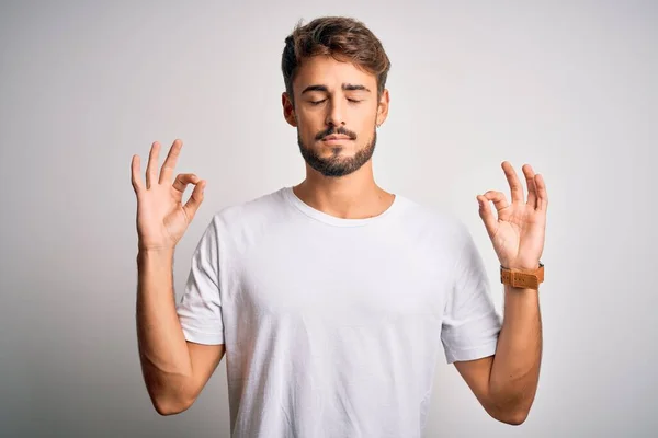 Jonge Knappe Man Met Baard Casual Shirt Witte Achtergrond Ontspannen — Stockfoto