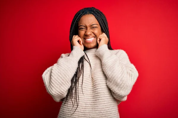 Jonge Afro Amerikaanse Vrouw Draagt Casual Winter Trui Rood Geïsoleerde — Stockfoto