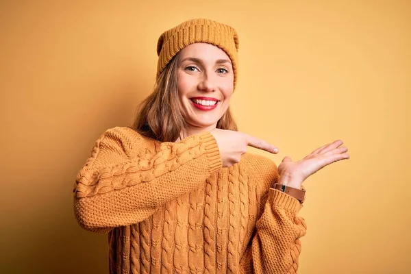 Young Beautiful Blonde Salope Wearing Casual Sweater Wool Cap Yellow — Photo