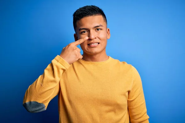 Homem Latin Bonito Novo Desgastando Camisola Ocasional Amarela Sobre Fundo — Fotografia de Stock