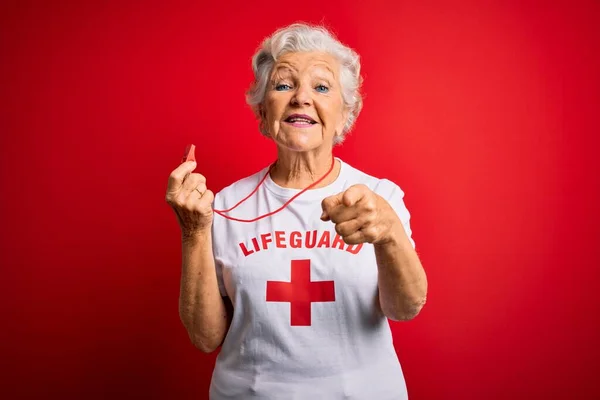 Senior Schöne Grauhaarige Rettungsschwimmerin Trägt Shirt Mit Rotem Kreuz Mit — Stockfoto